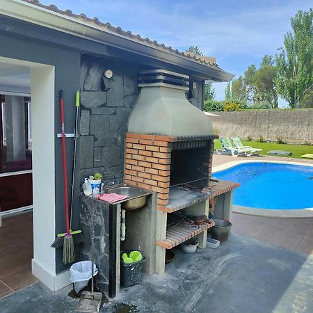 Chalet Con Piscina Y Jacuzzi En Madrid Alquila Habitaciones Algete Exterior foto